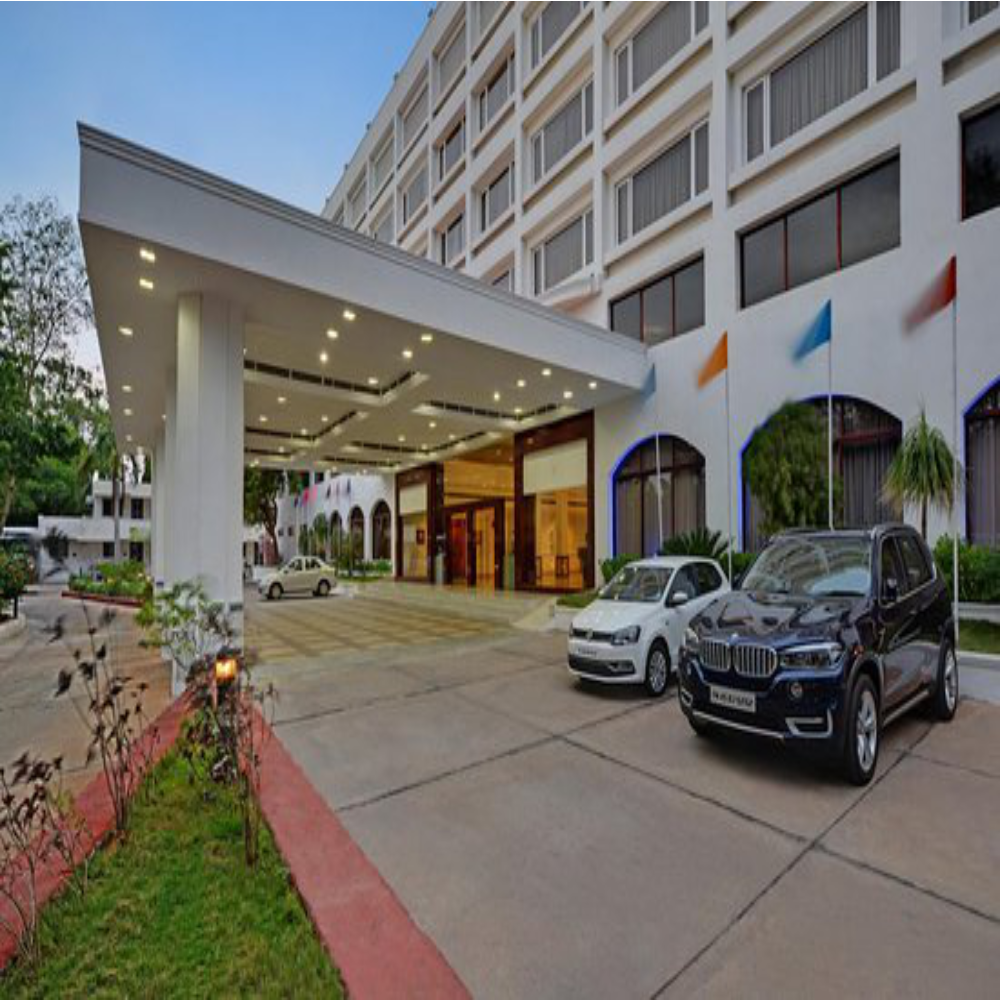 The hotel of SRM Group which is exquisitely laid on serene surroundings of Khajamalai spreadsover an area.